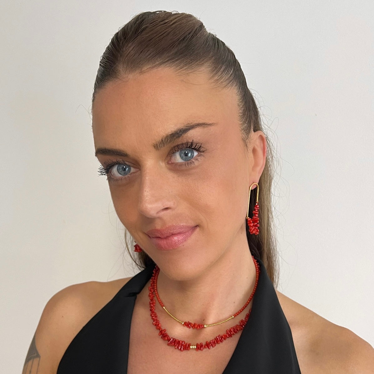 Ce collier élégant, en des chips de Corail rouge et des rondelles en gold filled, offrant un style à la fois naturel et raffiné.