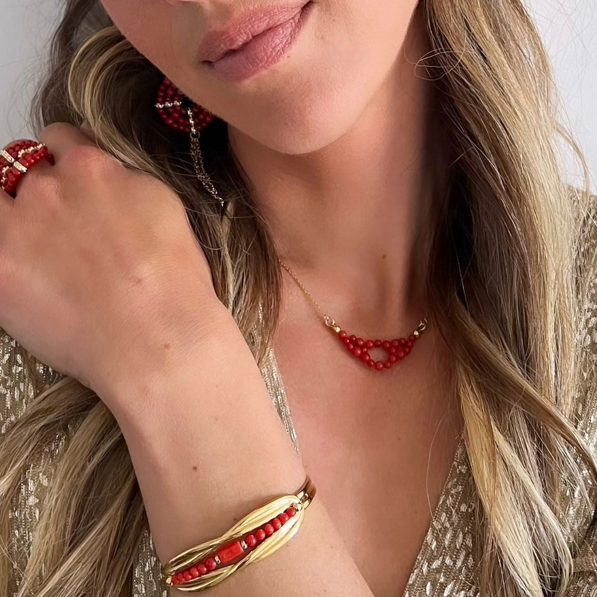 Collier chaine fine en acier inoxydable, tissage de perles en Corail rouge de Méditerranée.Le Corail protège, porte bonheur et éloigne le mauvais œil.Dimensions réglable grâce à la chainette d'extension de 40cm à 45cm