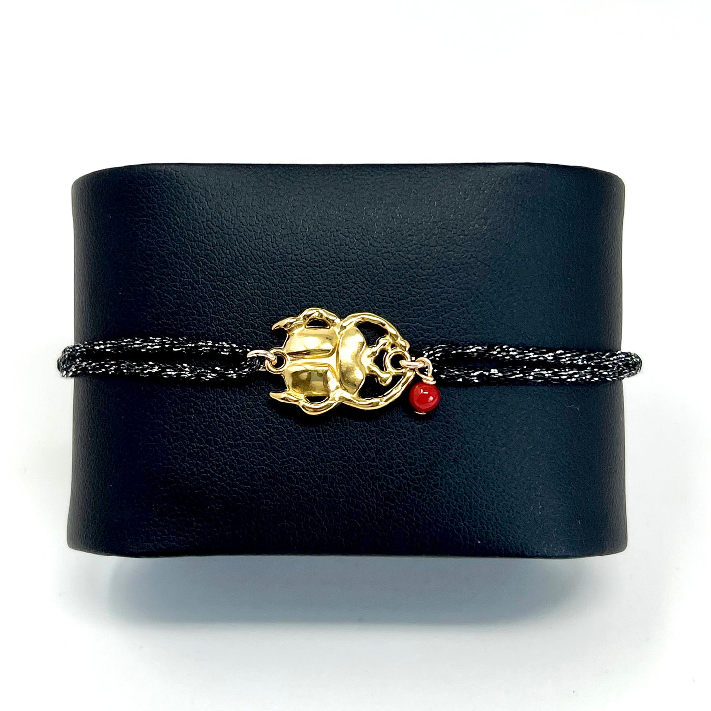 Bracelet en cordon noir avec scarabéé et Corail Bali