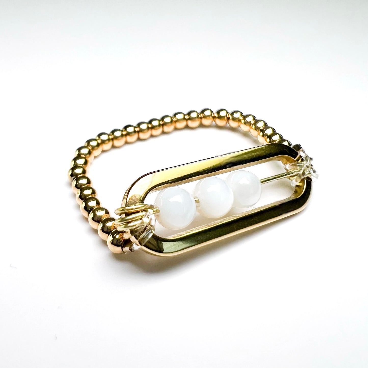 Bague élégante en acier inoxydable et perles de Nacre blanche.
Craquez pour cette bague fait main en acier inoxydable doré, ornée de trois perles de Nacre blanche en mouvement. Son design raffiné et moderne s’accorde avec tous les styles et occasions.