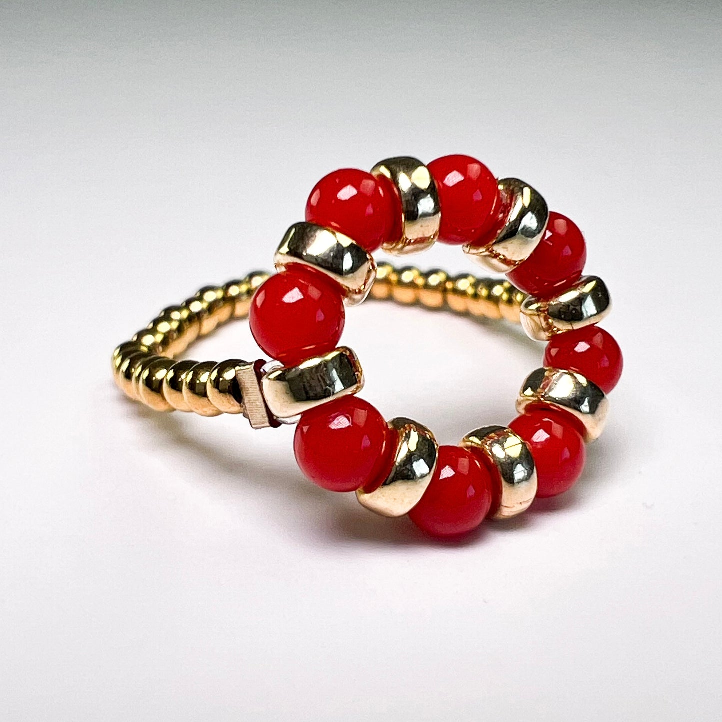 Bague élastique en acier inoxydable doré, délicatement ornée de perles en Corail rouge de Méditerranée et de rondelles en gold filled. Ce modèle raffiné et élégant complètement fait main est un modèle unique.
Le Corail est connu pour ses vertus protectrices, porte bonheur et éloignant le mauvais œil.
Cette bague existe également en collier et en boucles d’oreilles, créés avec le même soin et la même attention.