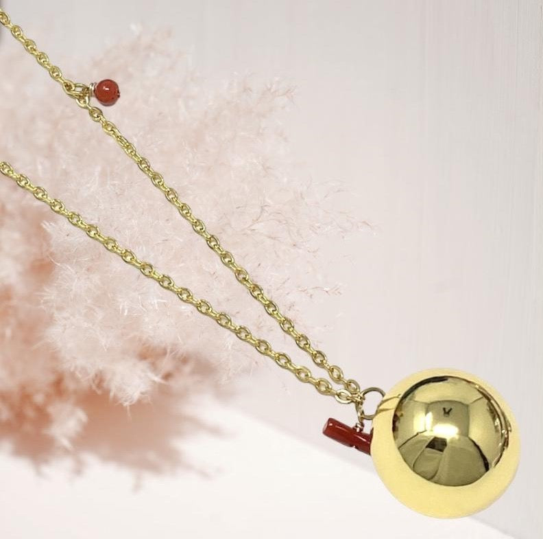 Laissez-vous séduire par ce bola de grossesse, bijou d’exception pour les futurs Mamans.
Sa chaîne est en acier inoxydable doré ou argenté, ornée de perles en Corail rouge de Méditerranée.