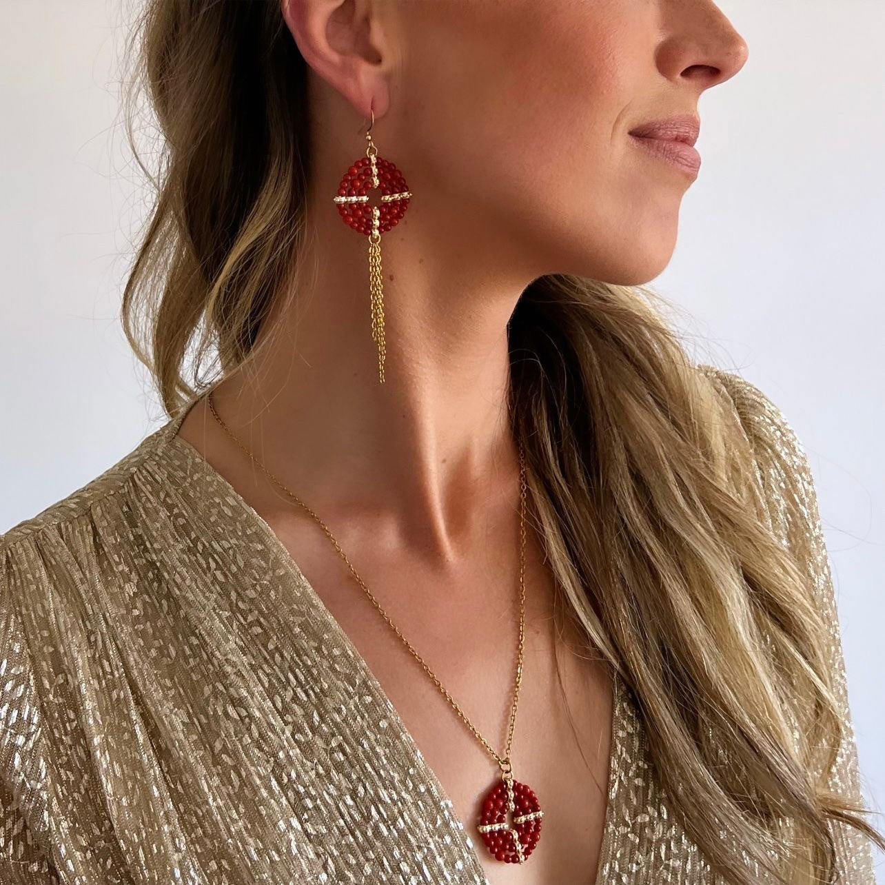 Mono boucle d’oreille artisanale Alba de la collection Coralivia, en plaqué or, ornée de perles en corail rouge méditerranéen.