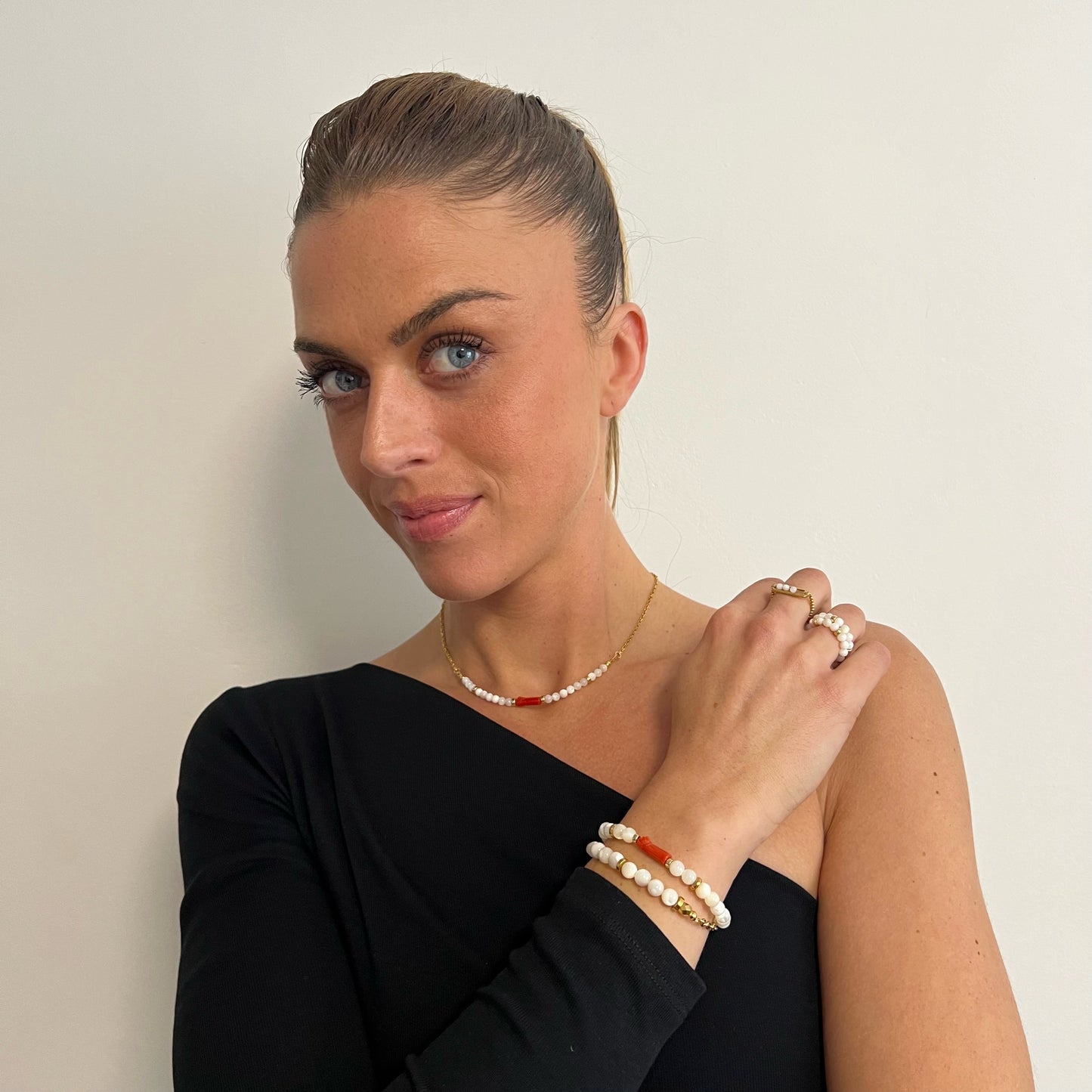 Bracelet Forza Nacre – Douceur et Protection Élégante.
Le Bracelet Forza Nacre allie la douceur de la Nacre blanche à la force protectrice de la main en Corail rouge de Méditerranée . Sublimé par des rondelles en acier inoxydable , ce bijou élégant incarne équilibre et sérénité.