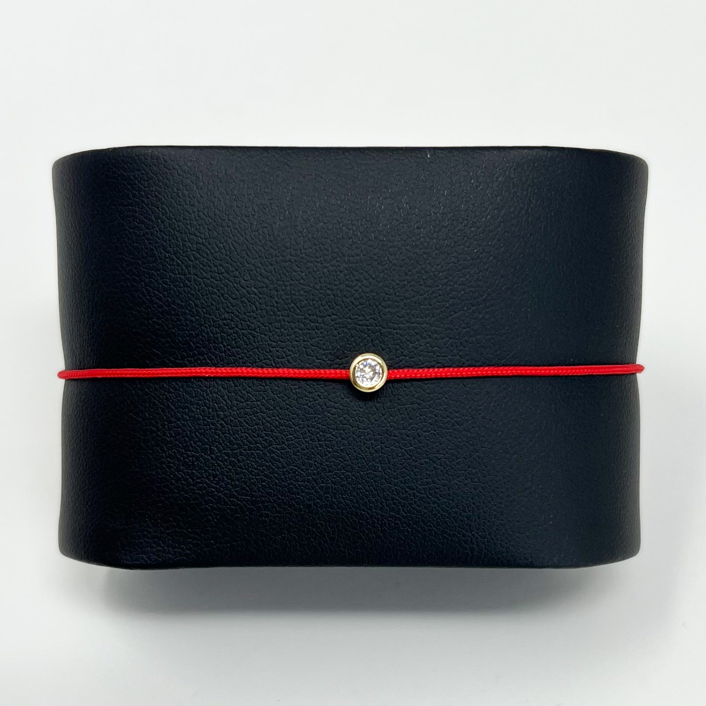 Bracelet Lia Strass
Élégance discrète et éclat naturel se rencontrent avec le bracelet Lia.
Monté sur un cordon noir ou rouge, il se pare d’un délicat strass plaqué or 14 carats et d’une perle de Corail rouge de Méditerranée.