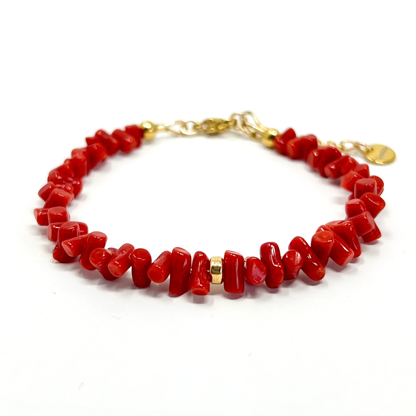Bracelet en chips de Corail rouge de Méditerranée avec rondelle en gold filled.Le Corail protège, porte bonheur et éloigne le mauvais œil.
Dimensions : le bracelet est réglable de 15 cm à 18 cm grâce à une chaine d'extension.