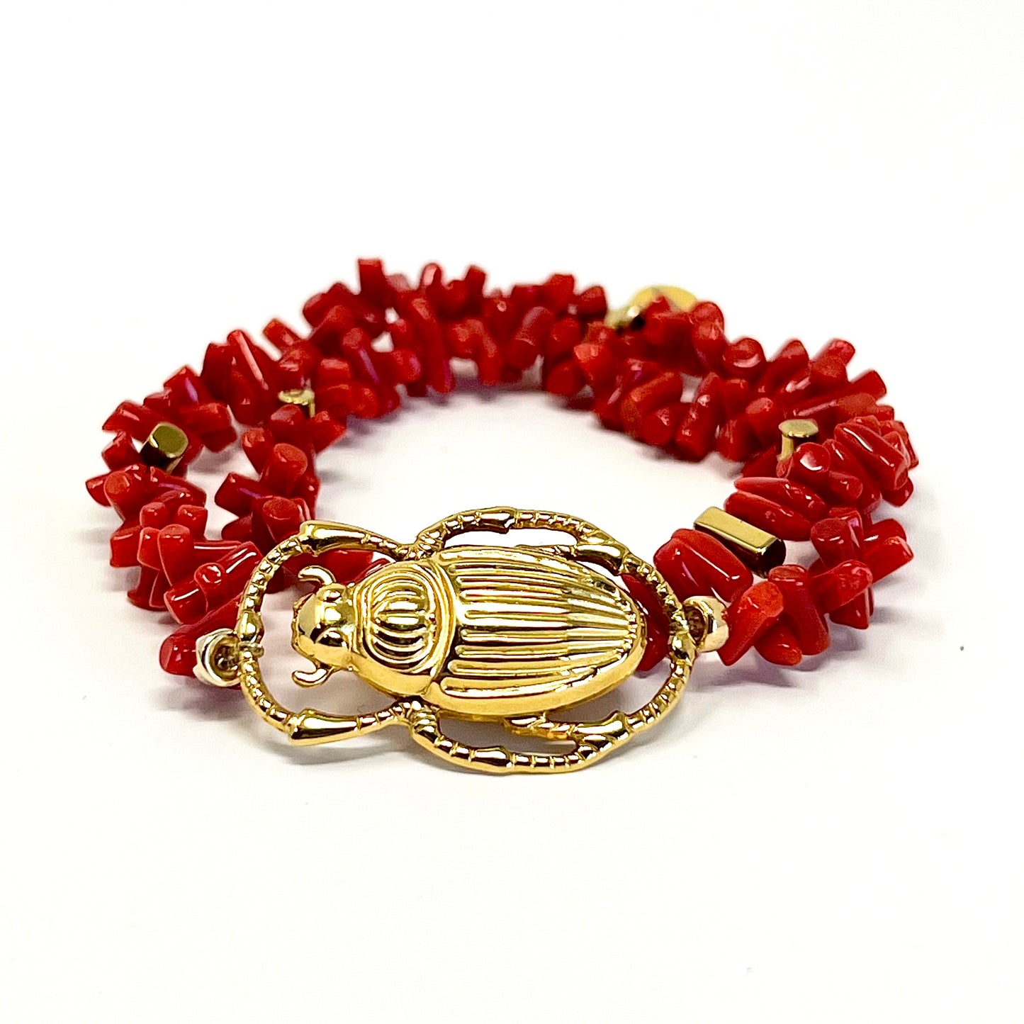 Bracelet Baïa Corail – Protection et Élégance Naturelle.
Le Bracelet Baïa Corail est un bracelet élastique double tour composé de perles en chips de Corail rouge de Méditerranée, sublimé par un scarabée en acier inoxydable. Symbole de protection et de chance, le Corail rouge est réputé pour éloigner le mauvais œil et apporter des ondes positives.
