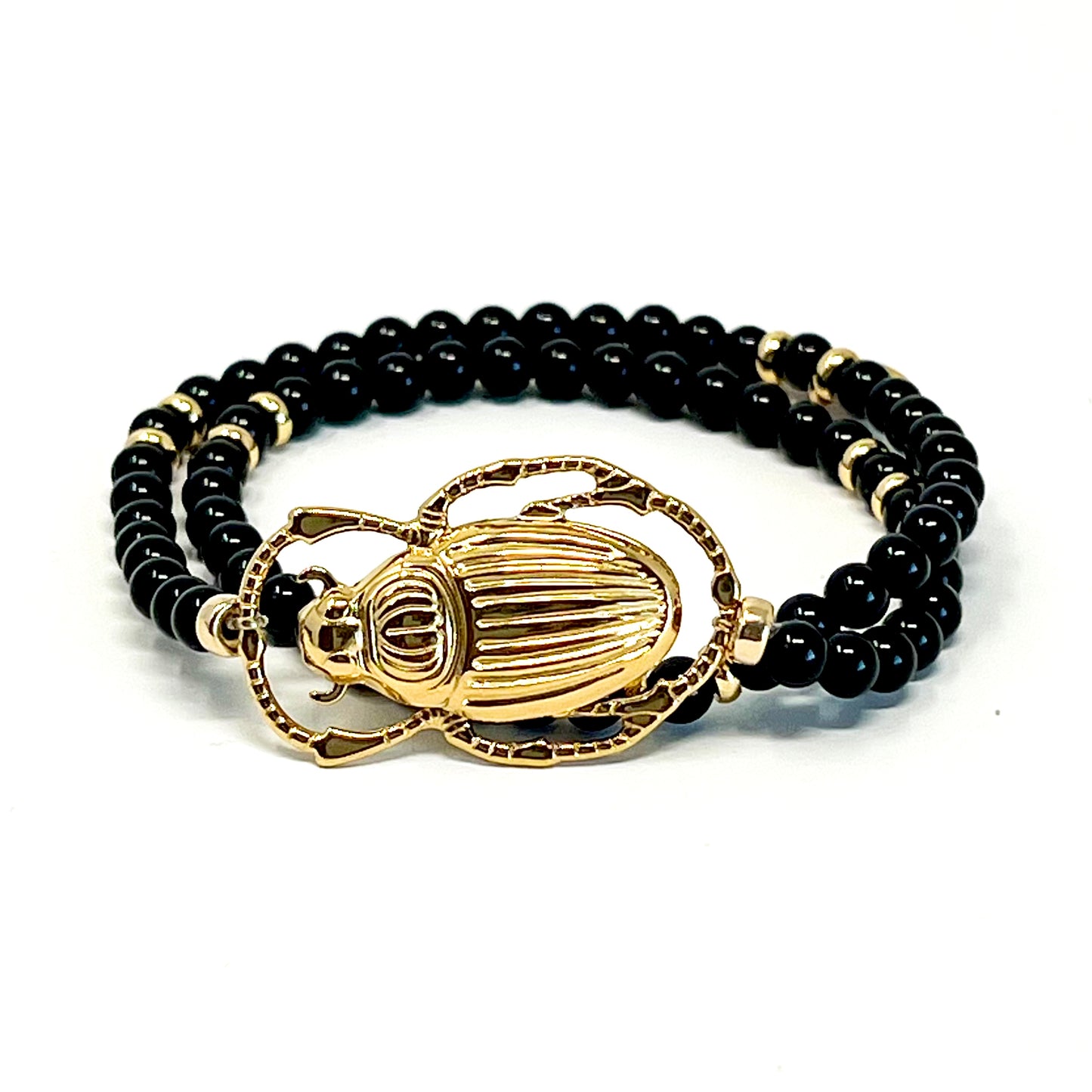 Bracelet Baïa Onyx – Force et Élégance Intemporelle.
Le Bracelet Baïa Onyx est un bracelet élastique double tour composé de perles d’Onyx noir, sublimé par un scarabée en acier inoxydable. Pierre de protection et de force, l’Onyx noir est reconnu pour renforcer l’estime de soi et la confiance en soi, tout en apportant élégance et caractère.