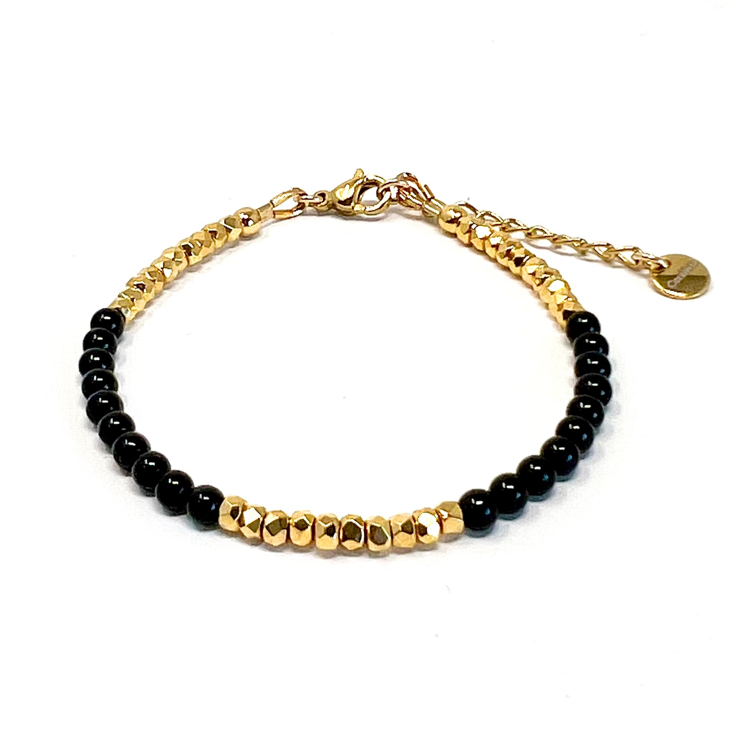 Bracelet en Onyx noir et perles facettées plaquées or 24 carats.L'Onyx renforce l'estime de soi et la confiance en soi.Dimensions :Le bracelet est réglable de 15 cm à 18 cm grâce à une chaine d'extension.