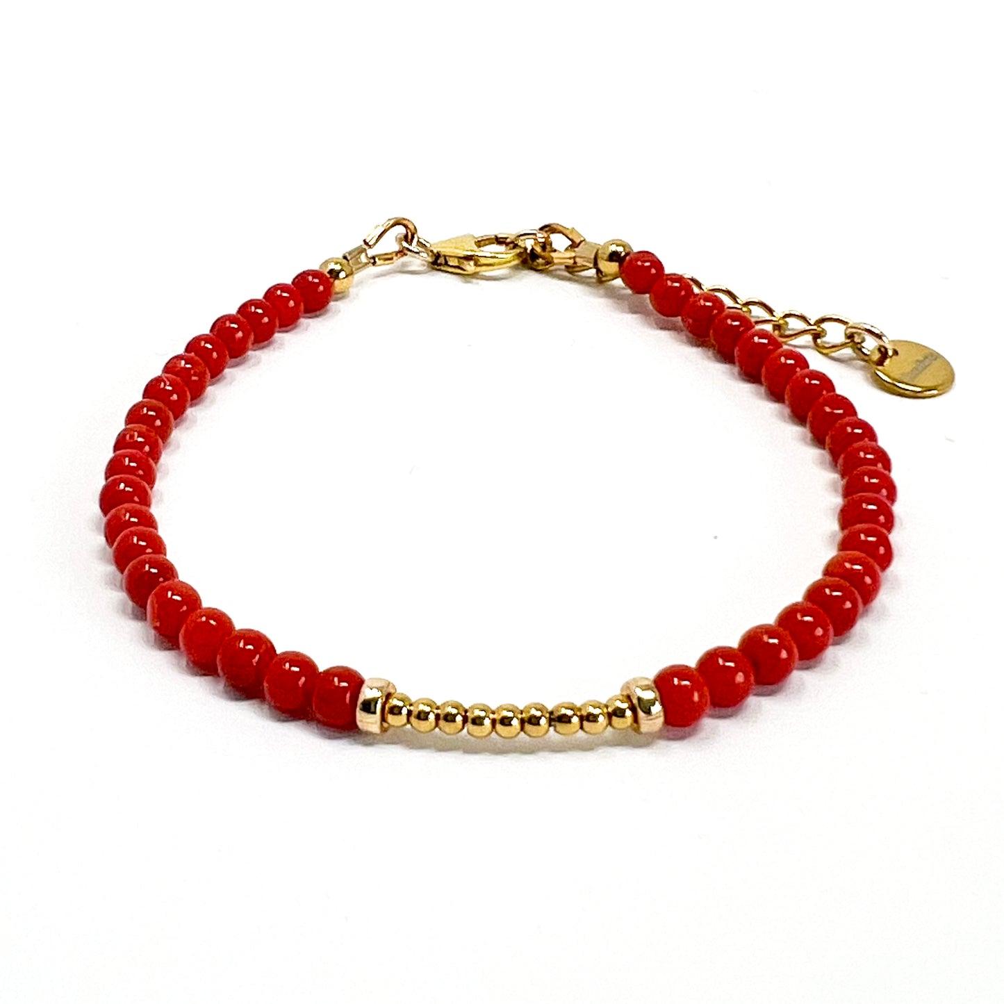 Bracelet Cora – Élégance et Symbolisme.
Découvrez le Bracelet Cora, un bijou fait main qui sublime la beauté du Corail rouge de Méditerranée et l’éclat des perles facettées en plaqué or 24 carats. Ce bracelet, symbole de protection, de chance et de sérénité, allie raffinement et signification profonde.