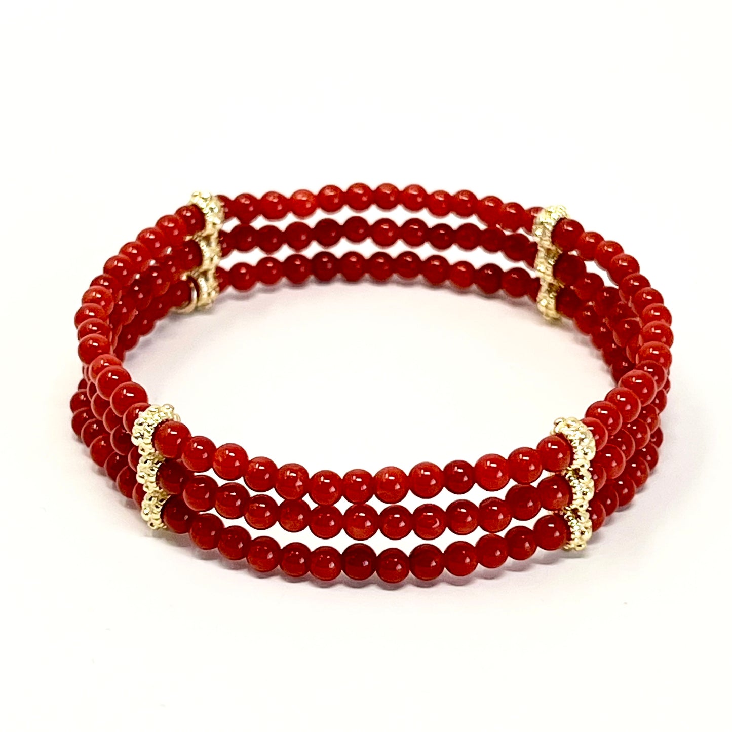 Bracelet Glory – Audace et Protection en Corail Rouge.
Le Bracelet Glory est une manchette 3 rangs en perles de Corail rouge de Méditerranée, conçue pour habiller le poignet avec élégance et caractère. Ce bijou unique allie force symbolique et raffinement intemporel.