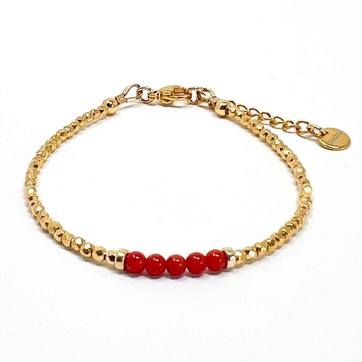 Bracelet en perles plaquées or 24 carats et perles en Corail rouge de Méditerranée.Le Corail protège, porte bonheur et éloigne le mauvais œil.Dimensions : Le bracelet est réglable grâce à sa chaine d'extension de 16 cm à 19 cm