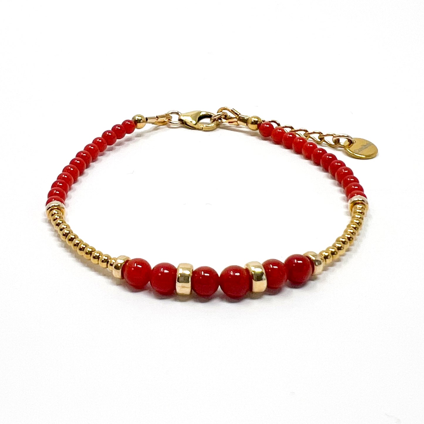 TAO Bracelet Corail – Élégance et Protection.
Laissez-vous séduire par le TAO Bracelet Corail, une création unique qui allie le charme intemporel du Corail rouge de Méditerranée et l’éclat des perles facettées plaquées or 24 carats. Ce bijou raffiné est bien plus qu’un accessoire : il symbolise la protection, le bonheur et l’éloignement des énergies négatives.