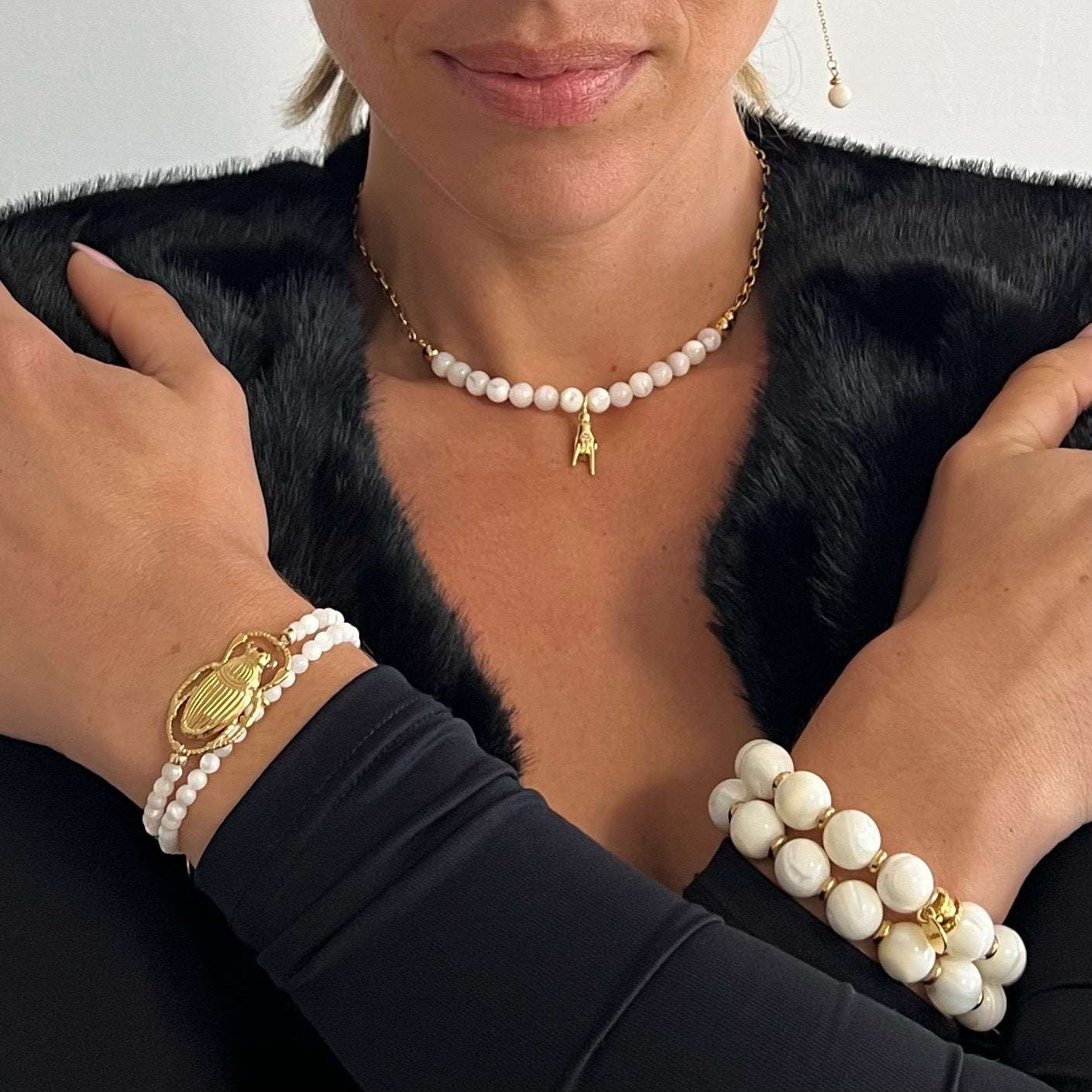 Bracelet élastique double tour en perles en de Nacre blanche avec son scarabée en acier inoxydable.La Nacre calme et apaise.2 Tailles : Taille 1 : pour un poignet de 15 à 17 cm Taille 2 : pour un poignet de 18 à 20 cm