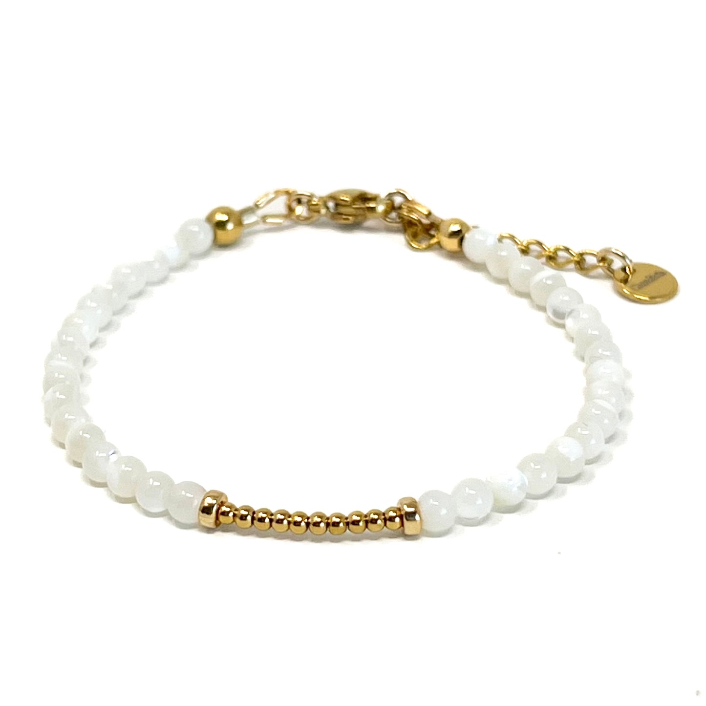 Bracelet en perles de Nacre blanche et perles plaquées or 24 carats.
La Nacre calme et apaise.