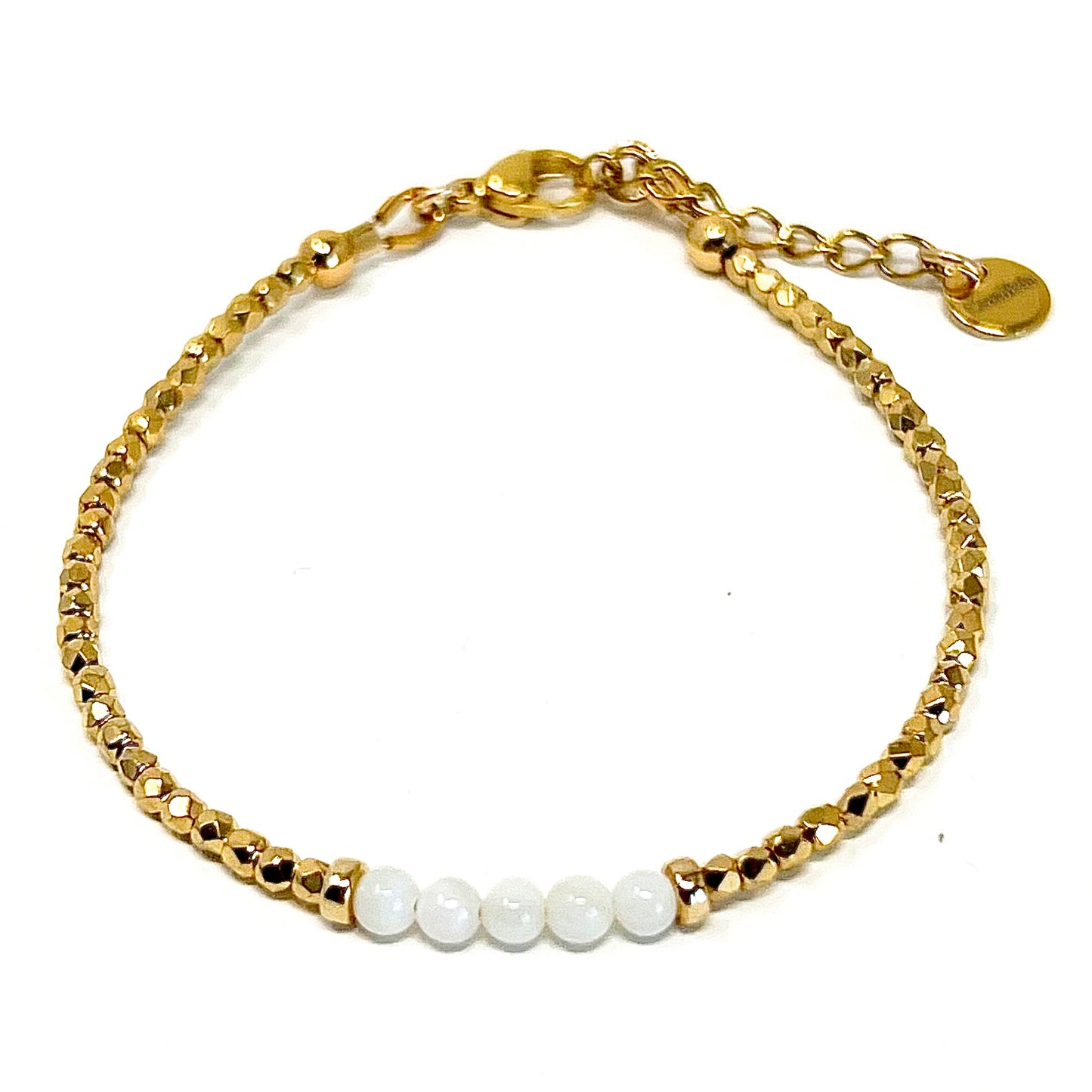 Bracelet en perles plaquées or 24 carats et Nacre blanche.La Nacre calme et apaise.