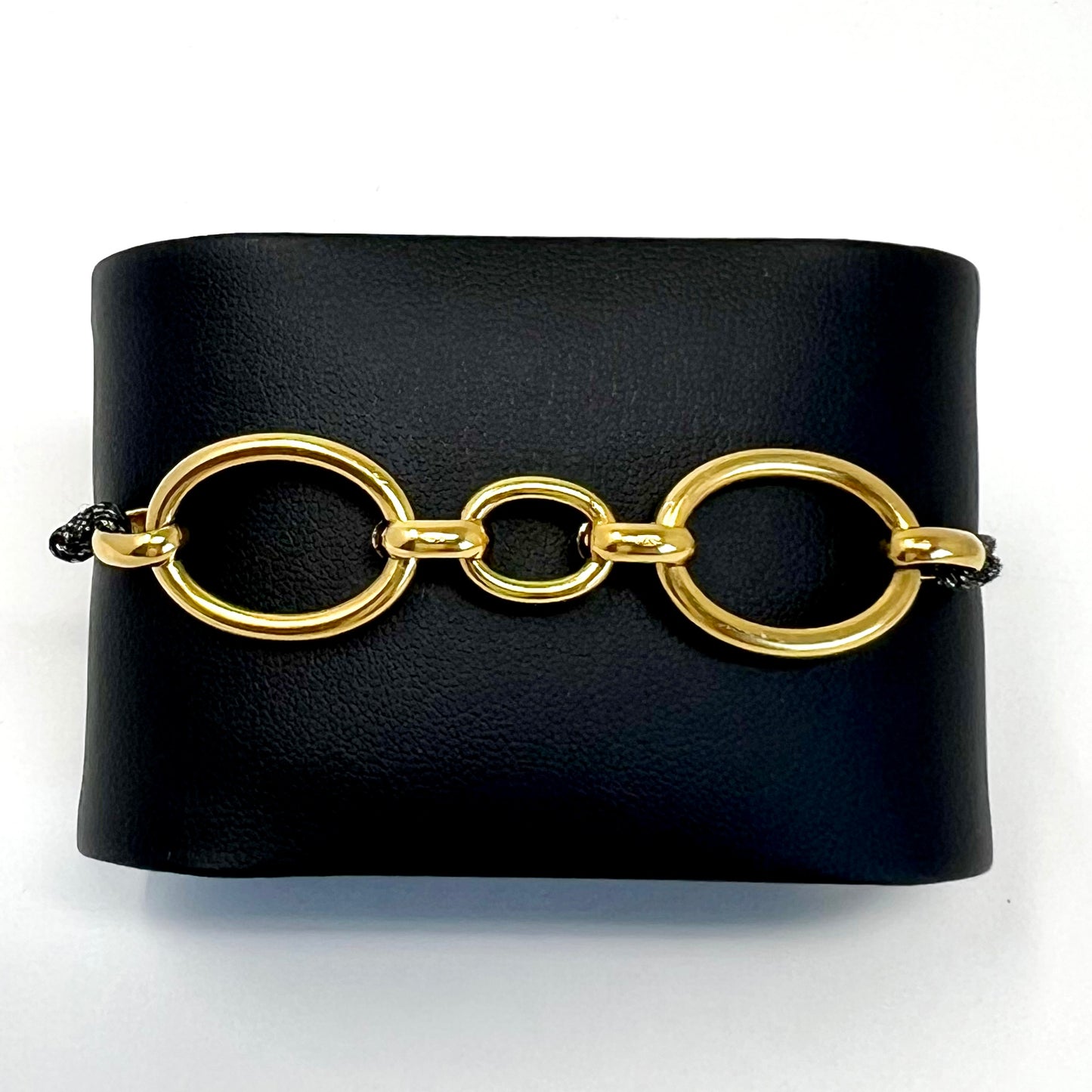 Bracelet Lisa :
Bracelet ajustable en cordon noir argenté, sublimé par une chaîne grosse maille en acier inoxydable pour un style moderne et affirmé. Grâce à ses nœuds coulissants, il s’adapte facilement à tous les poignets.