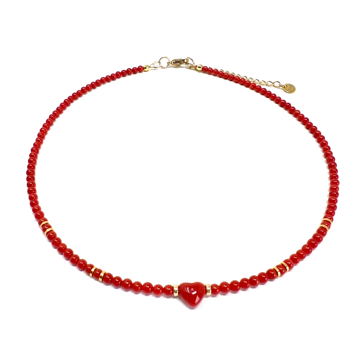 Tour de cou en perles de Corail, rondelles en gold filled avec au centre un cœur en Corail rouge de Méditerranée.Le Corail protège, porte bonheur et éloigne le mauvais œil.Dimensions :Le collier est réglable grâce à sa chaine d'extension de 36 cm à 42 cm.