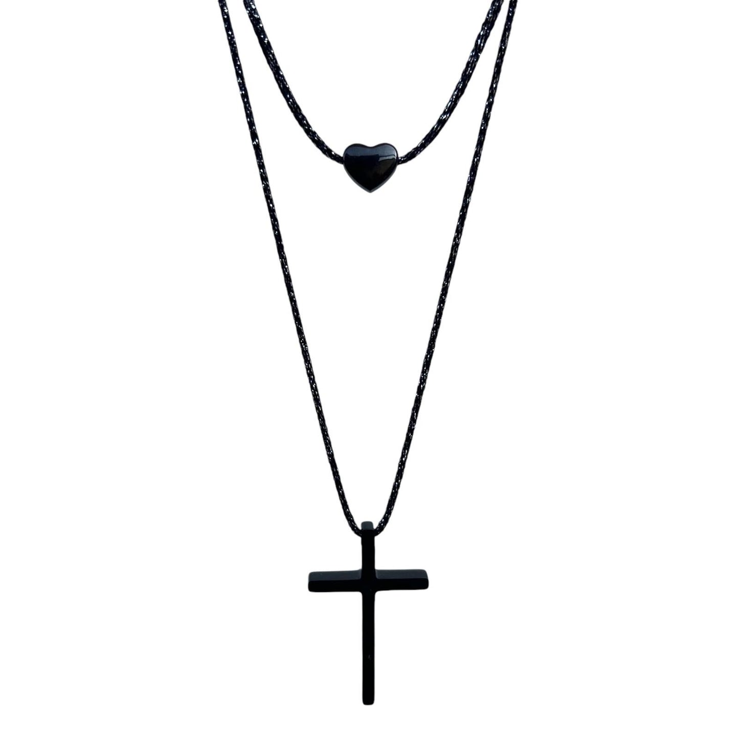 Ce collier double rang sur cordon noir incrusté de fil argenté est orné de pendentifs en acier inoxydable un cœur et une croix.Il est parfait pour un look tendance et moderne.Dimensions :Le collier est réglable grâce à sa chainette d'extension.