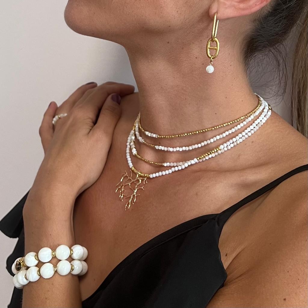 Collier en perles de Nacre blanche et perles plaquées or 24 carats.La Nacre calme et apaise.Dimensions :Le bracelet est réglable grâce à sa chaine d'extension de 36 cm à 42 cm