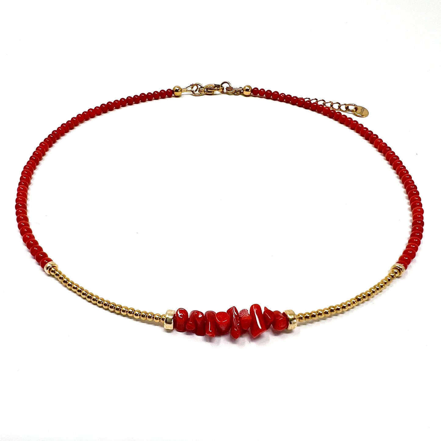 Collier Tao Bambou – Élégance et naturel en Corail rouge de Méditerranée.
Le Collier Tao Bambou sublime votre décolleté avec des perles et chips de Corail rouge de Méditerranée, apportant une touche de couleur intense et naturelle. Les petites perles dorées en acier inoxydable et les rondelles en gold filled créent un équilibre parfait entre élégance et raffinement