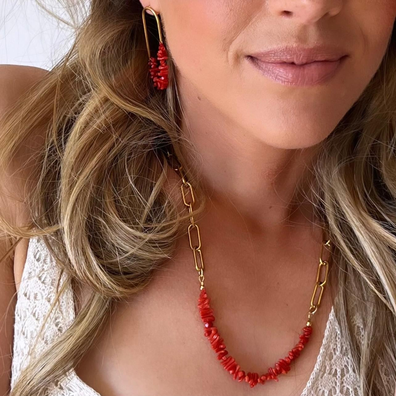 Chaine grosses mailles rectangulaires et chips de Corail rouge de Méditerranée.Le Corail protège, porte bonheur et éloigne le mauvais œil.Dimensions :Le collier est réglable jusqu'à 54cm
