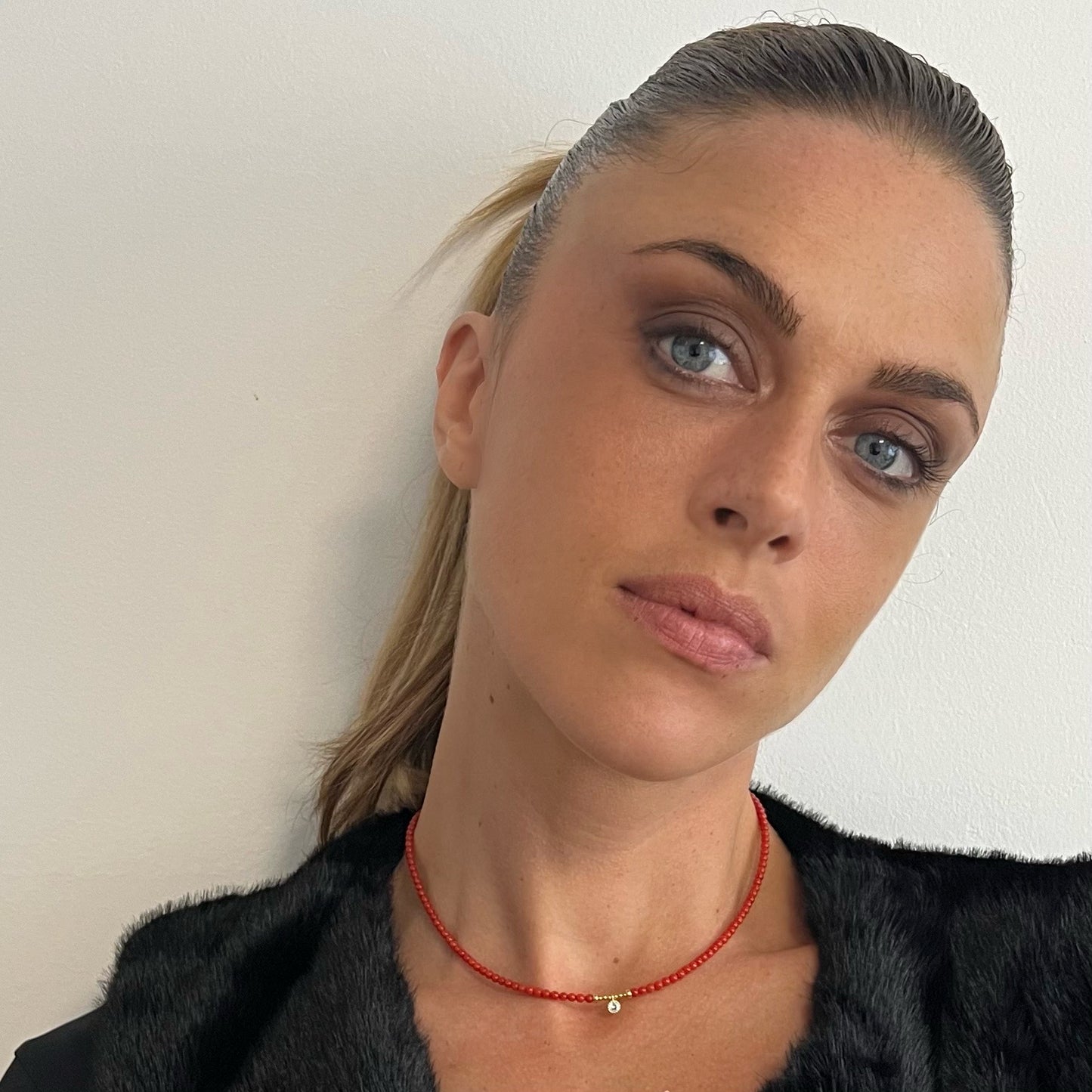 Ce collier entièrement fait à la main, se compose de perles de corail rouge de Méditerranée et d'un petit pendentif serti de cristal étincelant au centre.
Discret et élégant ce collier est idéal pour une allure sophistiquée au quotidien ou pour sublimer une tenue spéciale.
Le Corail protège, porte bonheur et éloigne le mauvais œil.
Dimensions :
Le collier est réglable grâce à sa chainette d'extension de 37cm à 42cm