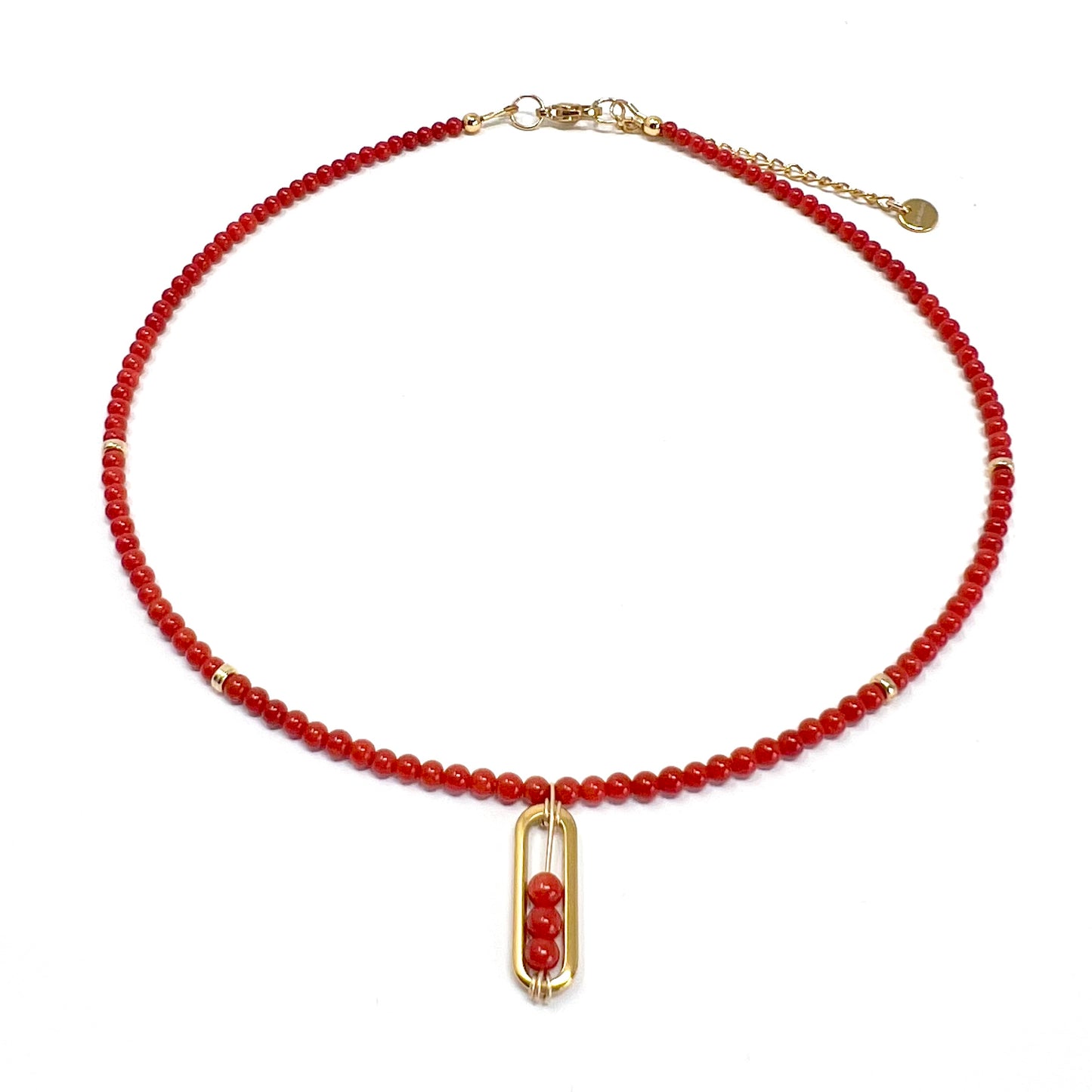 Ce collier élégant est confectionné à la main avec des perles de corail rouge de Méditerranée. Le pendentif en acier inoxydable, minimaliste et moderne, renferme des perles en mouvement à l’intérieur de sa forme rectangulaire.Chaque pièce est unique, conçue avec soin pour sublimer votre look au quotidien ou pour des occasions spéciales.