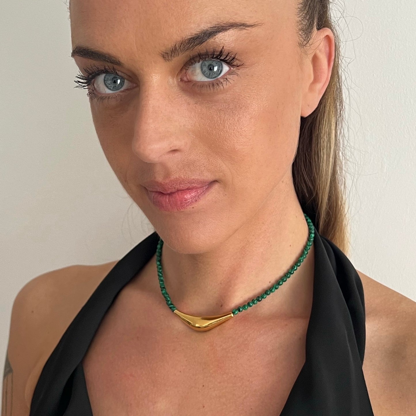 Sublimez votre style avec ce collier en perles d’onyx noir ou de malachite, sublimé par un élégant centre en acier inoxydable doré. Alliant élégance et durabilité, il apporte une touche moderne et raffinée à toutes vos tenues.
Dimensions :
Collier ajustable grâce à une chaînette d’extension, de 36 cm à 41 cm.
