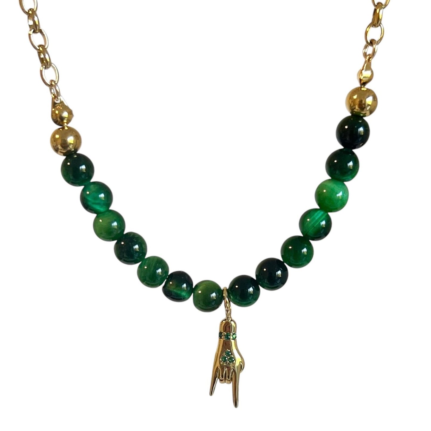 Découvrez ce collier élégant en acier inoxydable, parfait pour allier durabilité et style.Son centre est orné de perles "œil de chat" vertes et d'un pendentif original représentant une main faisant le signe des cornes