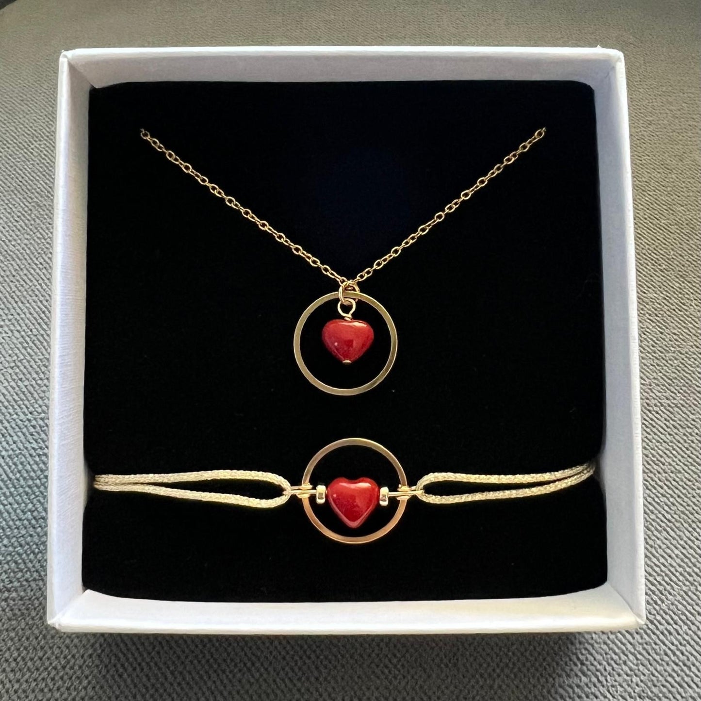 Chaine fine en acier inoxydable avec un ravissant pendentif cœur en corail rouge de Méditerranée encerclé d'un anneau. Le Corail protège, porte bonheur et éloigne le mauvais œil