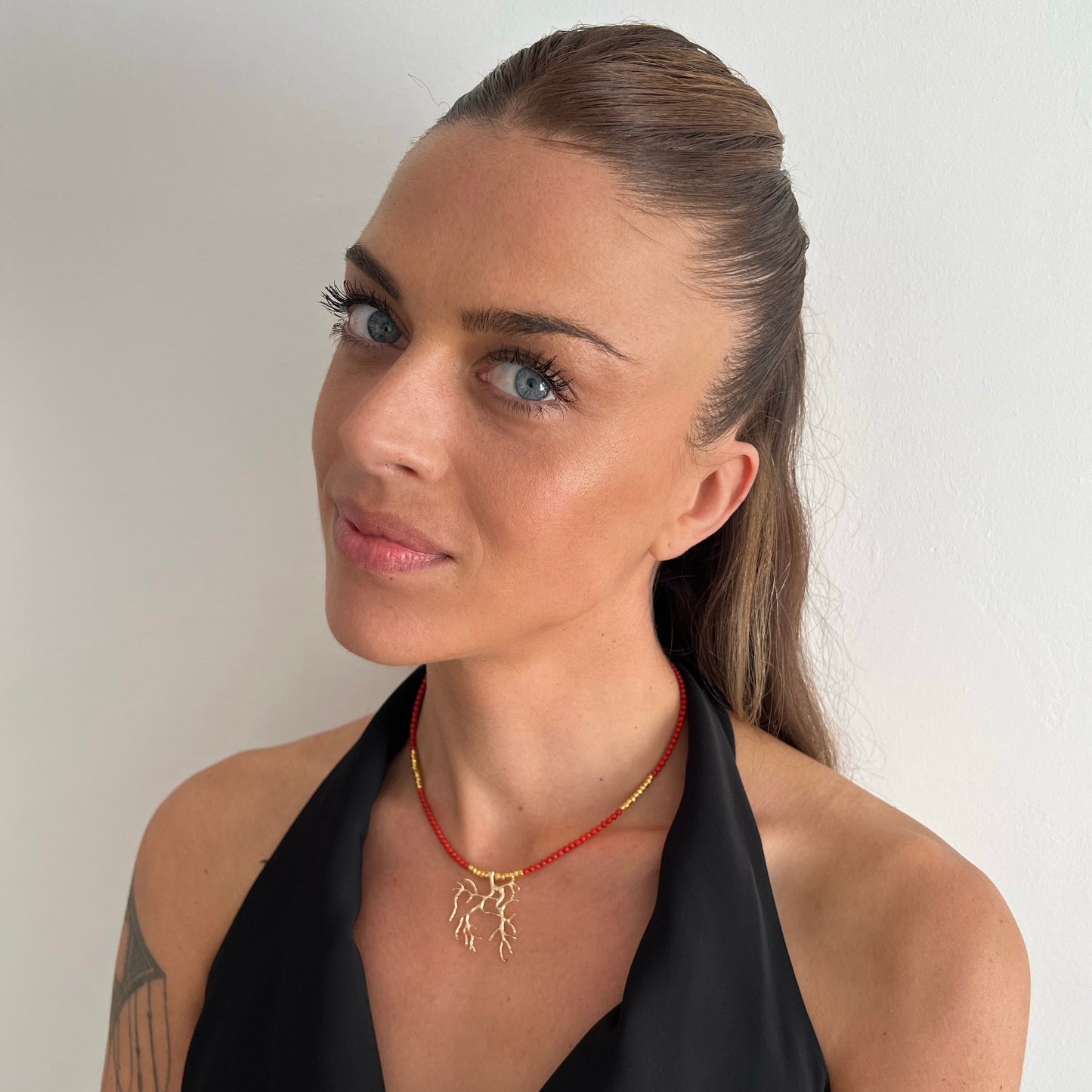 Collier en perles de Corail rouge de Méditerranée et perles facettées plaquées or 24 carats. Pendentif corail en acier inoxydable .Le Corail protège, porte bonheur et éloigne le mauvais œil