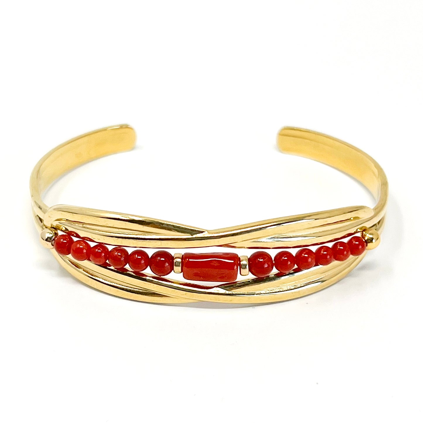 Jonc Paola – Élégance et Protection en Corail rouge.
Le Jonc Paola allie raffinement et symbolique avec ses délicates perles de Corail rouge de Méditerranée et ses rondelles en gold filled. Ce bijou intemporel en acier inoxydable incarne l’équilibre parfait entre élégance et durabilité.