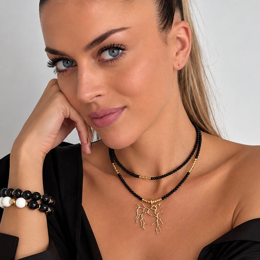 Collier femme en onyx noir avec pendentif corail doré porté – Coralivia
