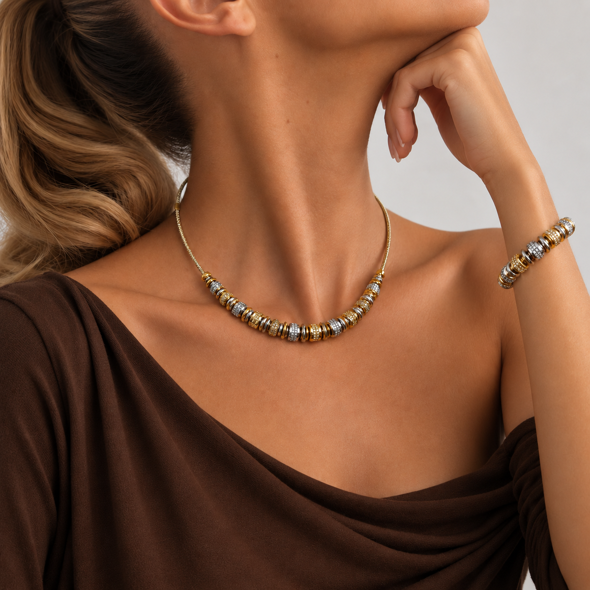     Collier Gaïa aimanté et bracelet assorti en acier inoxydable doré et argenté sur mannequin – bijou femme Coralivia