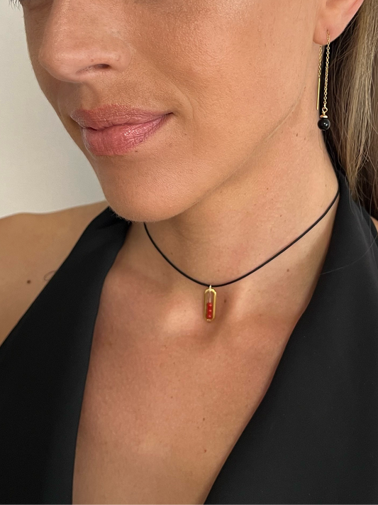 collier cordon noir pendentif corail rouge de Méditerranée bijou fait main en Corse