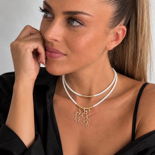 Collier femme nacre blanche pendentif corail doré porté – Coralivia