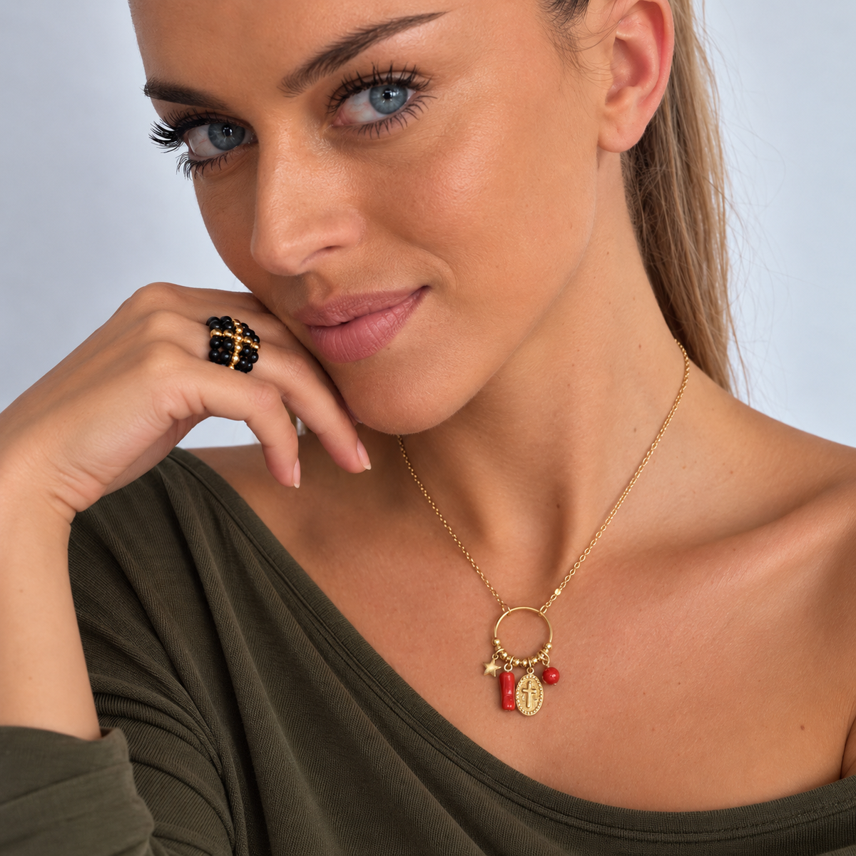  Collier Charms, portée, acier inoxydable doré, charms, corail rouge de Méditerranée, fait main en Corse.