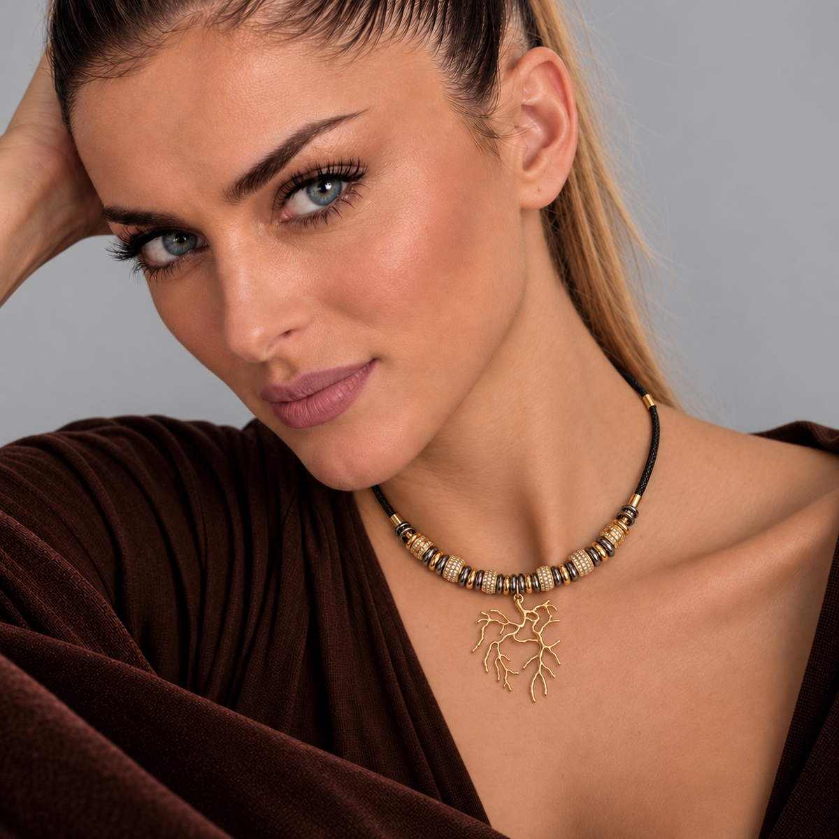 Collier Oria – Cordon aimanté et pendentif corail doré