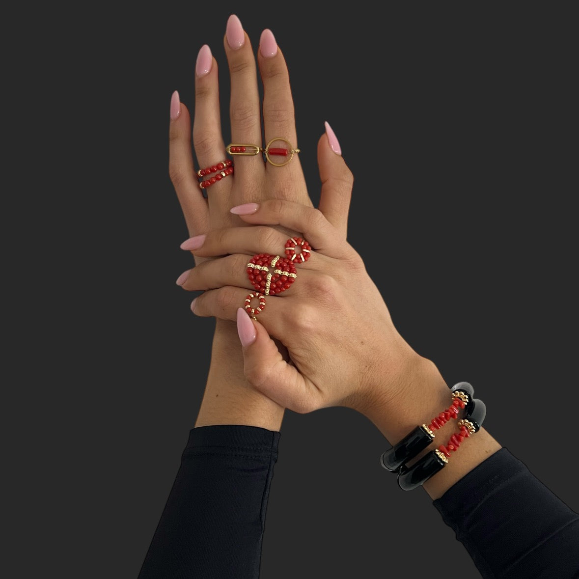 Bague Déa élastique composée de perles de corail rouge de Méditerranée, un bijou fait main, symbole de protection et de chance, idéale portée seule ou en accumulation pour un look moderne et unique ( photo ci-jointe avec d'autres modèles ).
