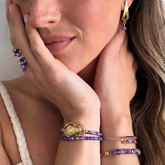 Bracelet élastique double tour en perles en d'Améthyste violette avec son scarabée en acier inoxydable.Symbole de sérénité et de sagesse, l'Améthyste violette amène au calme mental, elle favorise la créativité et l'imagination