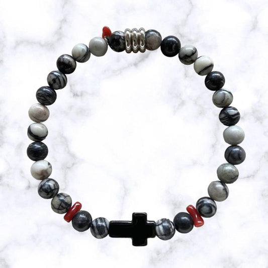 Bracelet élastique en perles d'Aventurine grise. Au centre une croix noire en acier inoxydable entourée de petits morceaux de corail rouge de Méditerranée.L'Aventurine stimule l'empathie et la compréhension de l'autre, elle permet également de booster les capacités intuitives.Le Corail protège, porte bonheur et éloigne le mauvais œil.
3 Tailles.