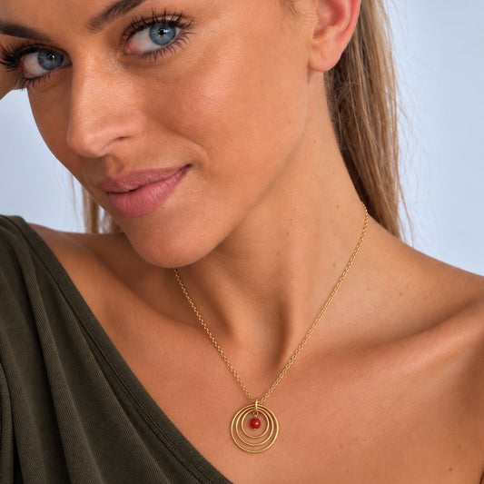 Collier femme doré avec pendentif cercles et perle de Corail rouge de Méditerranée – Coralivia, fait main en Corse