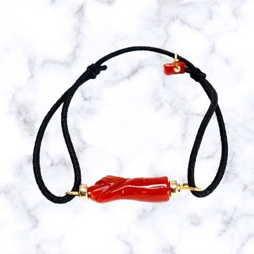 Bracelet Forza Enfant de la collection Coralivia avec pendentif en Corail rouge naturel, cordon noir ajustable et finitions dorées.