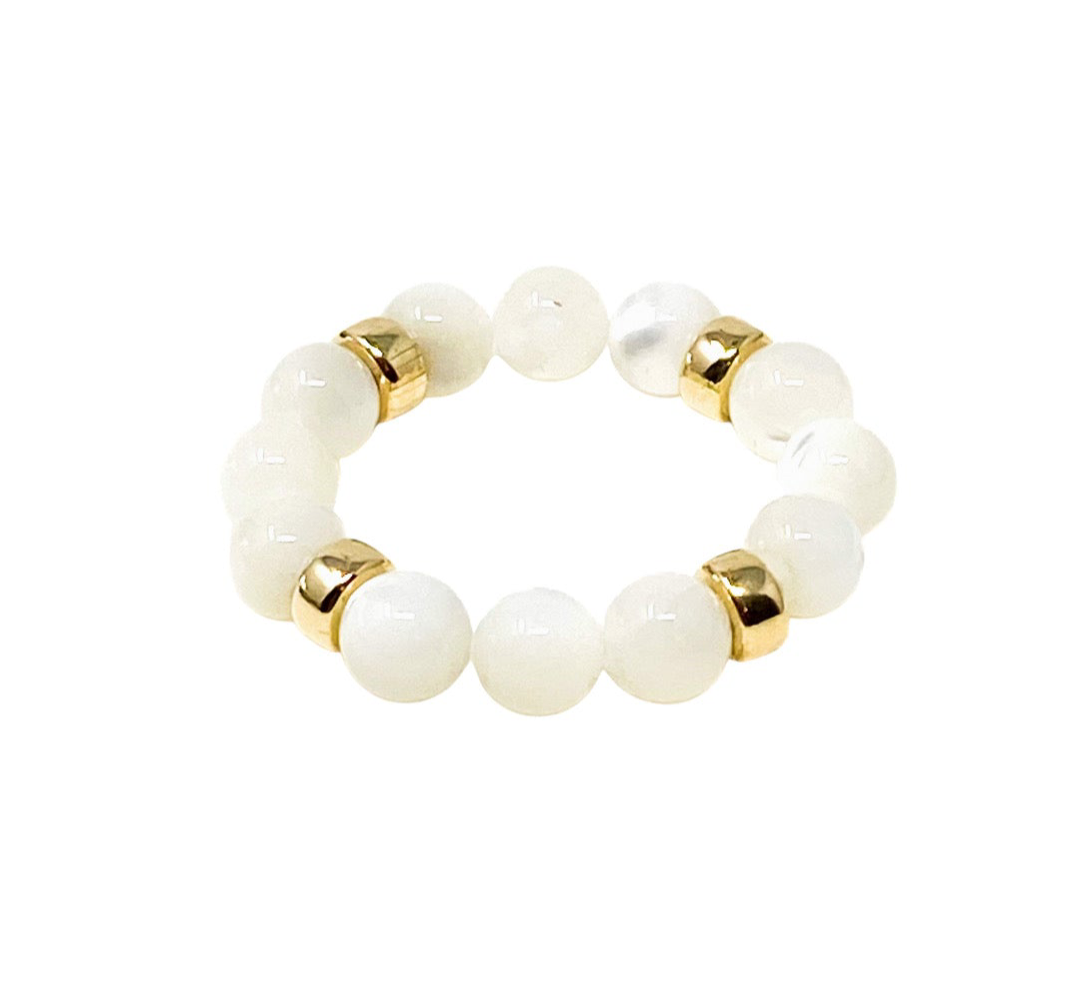 Bague femme Déa élastique en perles de Nacre avec rondelles dorées, création artisanale faite en Corse