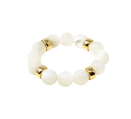 Bague femme Déa élastique en perles de Nacre avec rondelles dorées, création artisanale faite en Corse