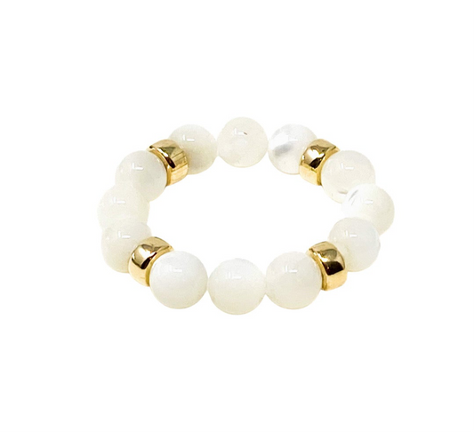 Bague femme Déa élastique en perles de Nacre avec rondelles dorées, création artisanale faite en Corse