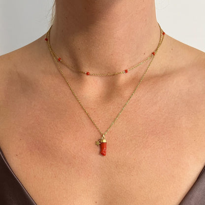 Collier femme Nina porté avec chaîne fine dorée et pendentif main en Corail rouge de Méditerranée, fait main en Corse