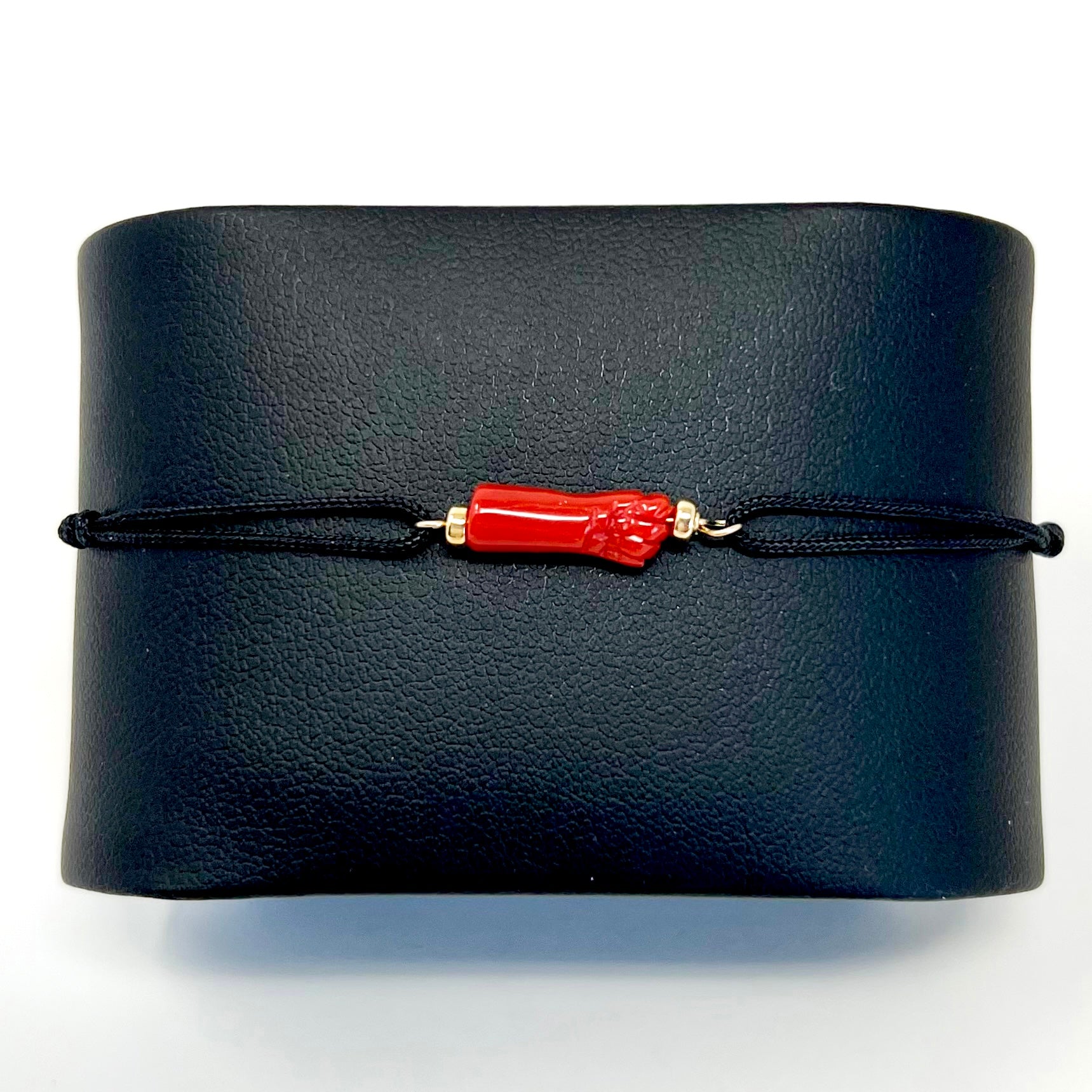 Bracelet ajustable pour femme en cordon noir avec "la main de protection" en corail rouge de Méditerranée.Rondelles en gold filled.Le Corail protège, porte bonheur et éloigne le mauvais œil.