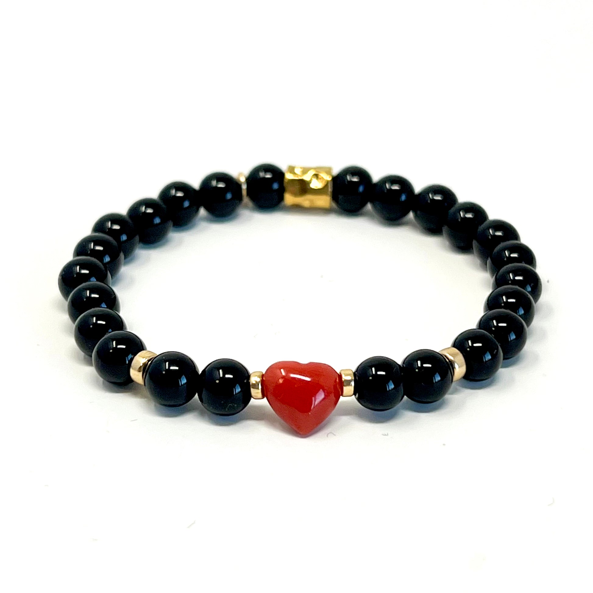 Bracelet Enéa – Élégance et Protection en Duo.
Le Bracelet Enéa allie douceur et force avec ses perles d’Onyx noir et son délicat cœur en Corail rouge de Méditerranée au centre. Ce bijou symbolise l’amour et la protection, offrant un équilibre parfait entre raffinement et puissance